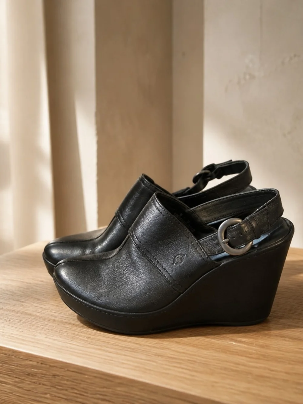Børn Black Leather Wedge Slingback Clogs with Silver Buckle